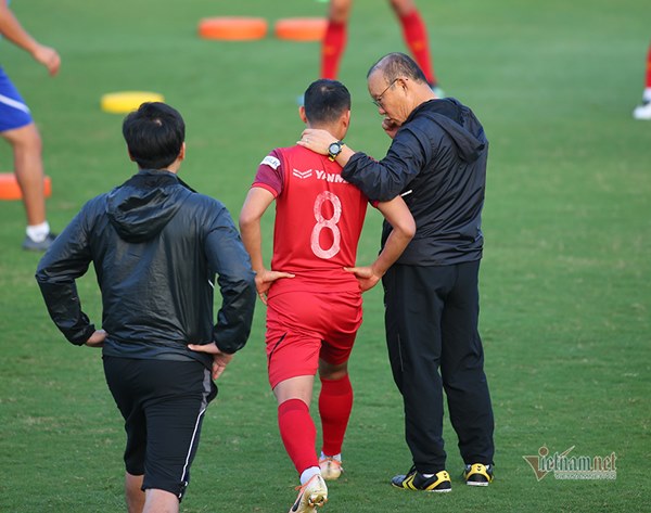 Thầy Park gặp riêng hàng thủ tuyển Việt Nam trước trận đấu Thái Lan-6