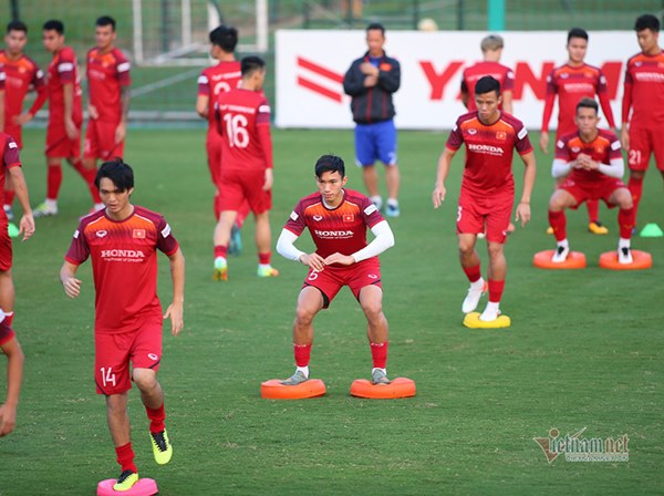 Thầy Park gặp riêng hàng thủ tuyển Việt Nam trước trận đấu Thái Lan-7