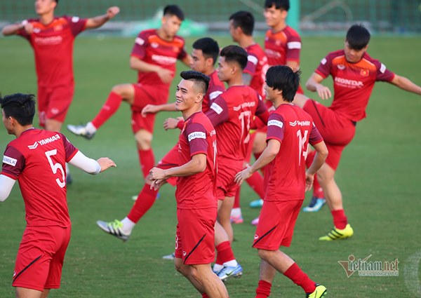 Thầy Park gặp riêng hàng thủ tuyển Việt Nam trước trận đấu Thái Lan-8
