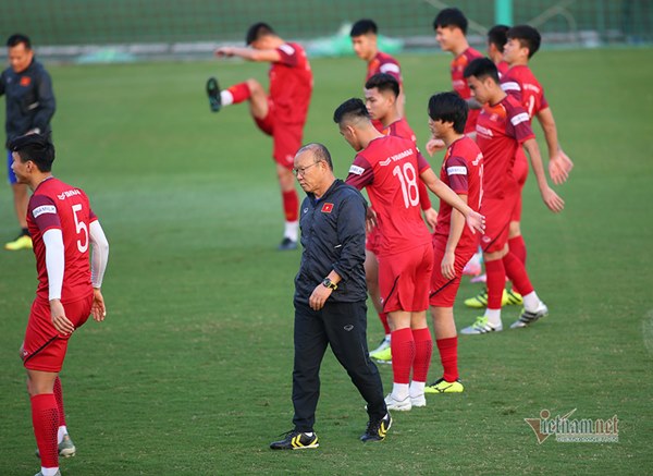 Thầy Park gặp riêng hàng thủ tuyển Việt Nam trước trận đấu Thái Lan-10