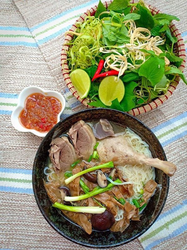 Cuối tuần làm bún măng vịt chấm mắm gừng, chồng chan vợ húp gật đầu khen ngon-1