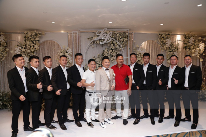 Đám cưới Bảo Thy: Cô dâu diện váy trắng cùng chú rể tiến vào lễ đường, trao nhau nụ hôn ngọt ngào-8