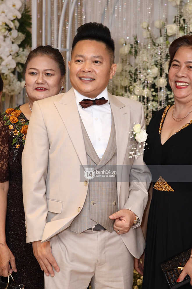 Đám cưới Bảo Thy: Cô dâu diện váy trắng cùng chú rể tiến vào lễ đường, trao nhau nụ hôn ngọt ngào-9