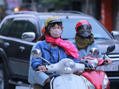 Sắp đón đợt không khí lạnh mới, đầu tuần người dân Hà Nội đi làm trong mưa rét