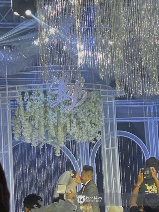 Đám cưới Bảo Thy: Cô dâu diện váy trắng cùng chú rể tiến vào lễ đường, trao nhau nụ hôn ngọt ngào-2