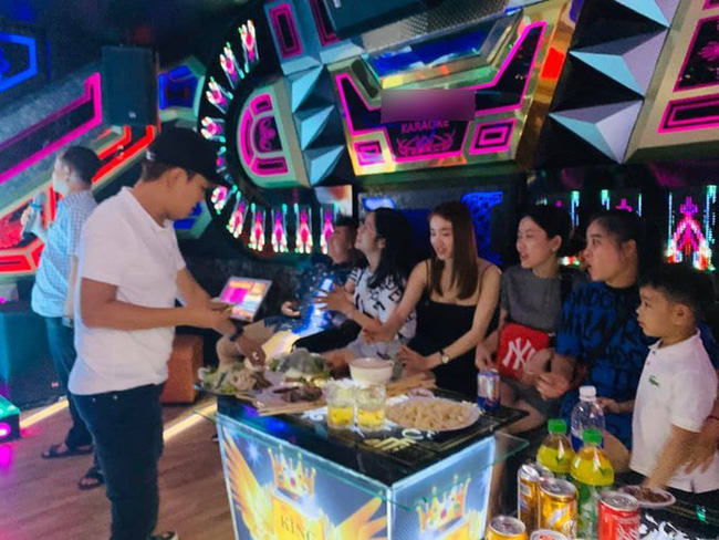 Nhã Phương diện váy ngắn sexy đi hát karaoke, bị anh trai Trường Giang thẳng thừng chê dở-4