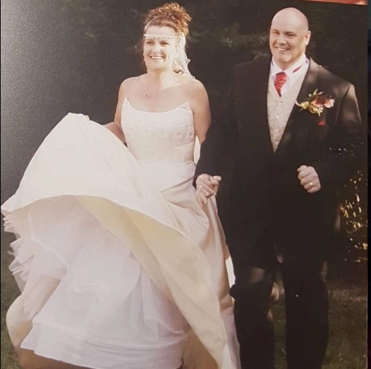 Phát hiện chồng ngoại tình với bạn thân, người vợ tức tốc mang váy cưới cũ đến nhà kẻ thứ 3 và để lại lời nhắn nhủ đầy sâu cay-1