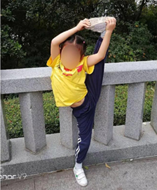 Ông bố rèn sự gan dạ cho 2 cô con gái: Tác dụng đến đâu thì chưa biết nhưng hàng xóm nhìn thấy co giò chạy vì sợ-2