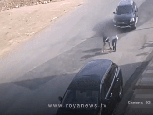 Trẻ em lái xe đạp lao ra đường suýt bị ôtô tông trúng-1