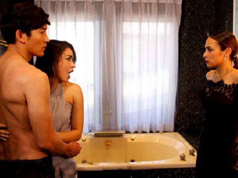 Nhờ bạn thân sang chăm chồng ốm rồi bất chợt về nhà, vợ ngỡ 