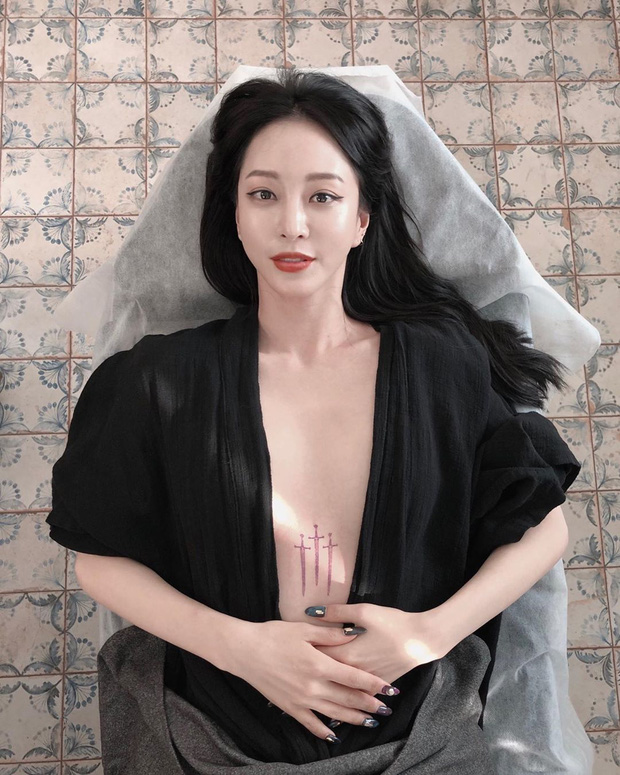 Mỹ nhân Han Ye Seul gây náo loạn vì thả rông khoe vòng 1 khủng và hình xăm, nhìn xong tưởng poster phim!-1