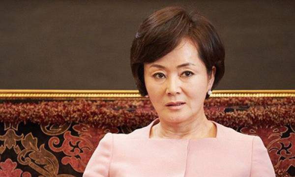 Đêm tân hôn mẹ chồng đập cửa đòi giữ vàng cưới, tôi đáp một câu đủ khiến bà tức nghẹn-2