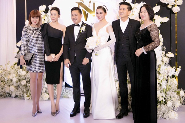 Vượt qua sóng gió hôn nhân, Hồ Hoài Anh - Lưu Hương Giang tay trong tay đi đám cưới Giang Hồng Ngọc-4