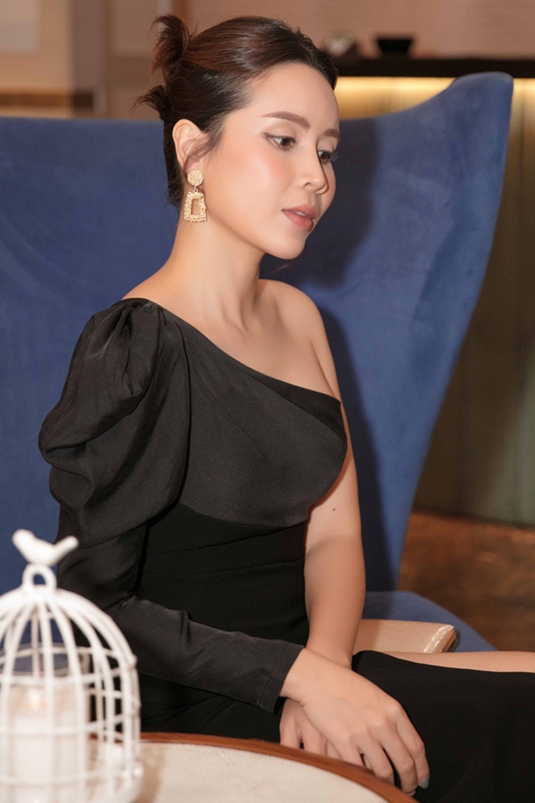 Vượt qua sóng gió hôn nhân, Hồ Hoài Anh - Lưu Hương Giang tay trong tay đi đám cưới Giang Hồng Ngọc-8