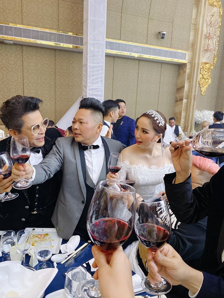 Đêm tân hôn không ai ngờ của Bảo Thy: Phòng hoa chúc im ắng, chú rể còn nguyên vest trên người-5