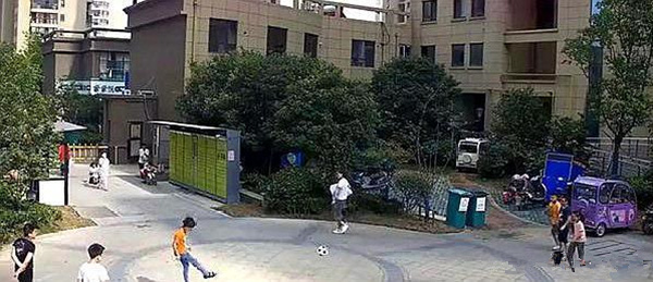 Vô tình đá bóng trúng người đi đường, cậu bé bị người đàn ông cao to tấn công và buông một lời đe dọa rợn người-1