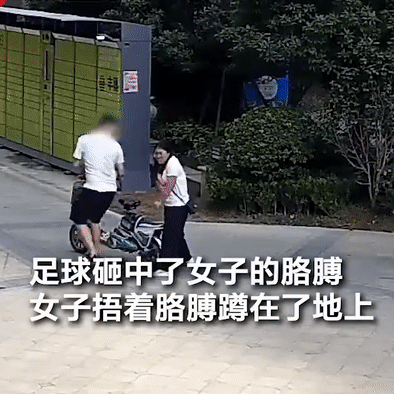 Vô tình đá bóng trúng người đi đường, cậu bé bị người đàn ông cao to tấn công và buông một lời đe dọa rợn người-3