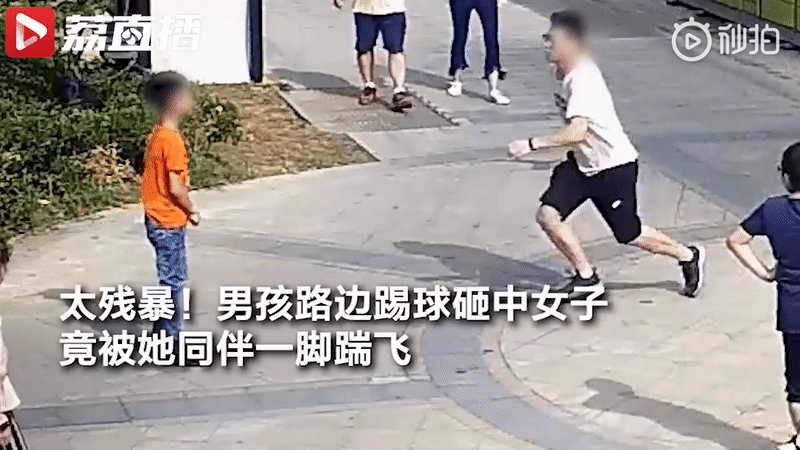 Vô tình đá bóng trúng người đi đường, cậu bé bị người đàn ông cao to tấn công và buông một lời đe dọa rợn người-4