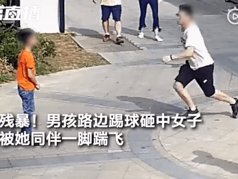 Vô tình đá bóng trúng người đi đường, cậu bé bị người đàn ông cao to tấn công và buông một lời đe dọa rợn người
