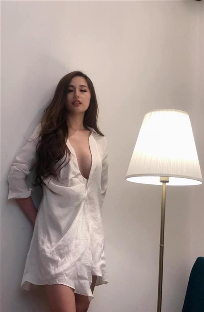 Mai Phương Thúy bỏ quên nội y khiến Lương Thùy Linh phải thốt lên: Nóng bỏng tay-10