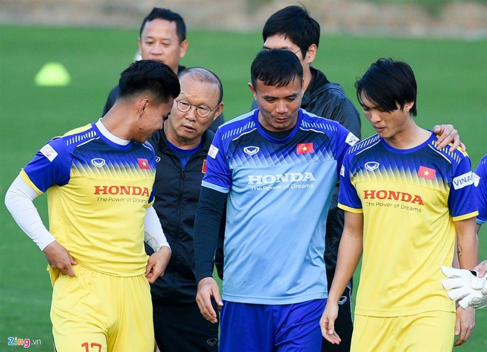 Thầy Park đến sân tập sớm, trầm tư trước trận gặp Thái Lan-3