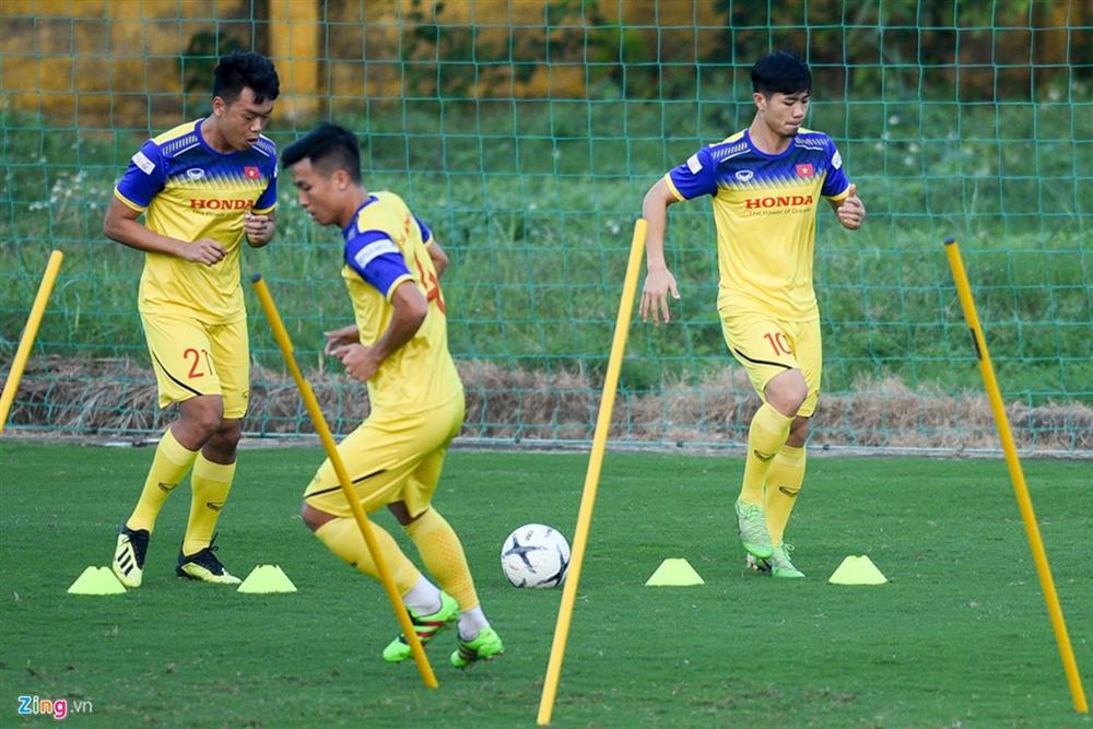 Thầy Park đến sân tập sớm, trầm tư trước trận gặp Thái Lan-5