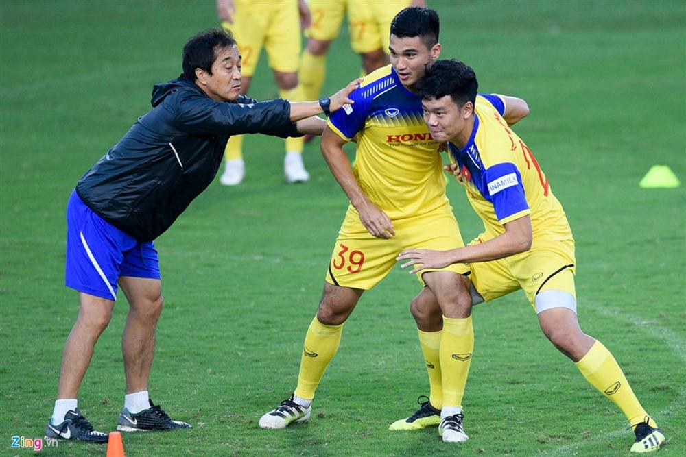 Thầy Park đến sân tập sớm, trầm tư trước trận gặp Thái Lan-7