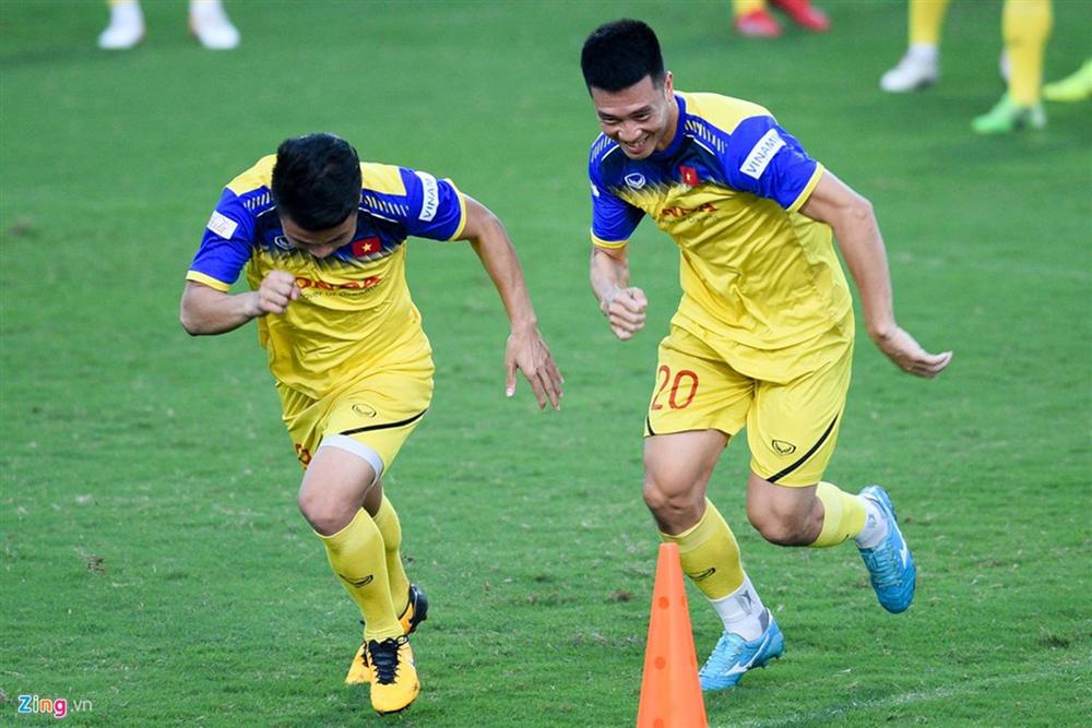 Thầy Park đến sân tập sớm, trầm tư trước trận gặp Thái Lan-8