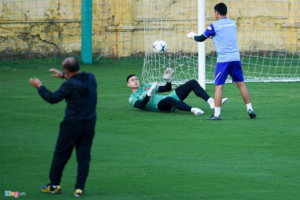 Thầy Park đến sân tập sớm, trầm tư trước trận gặp Thái Lan-9