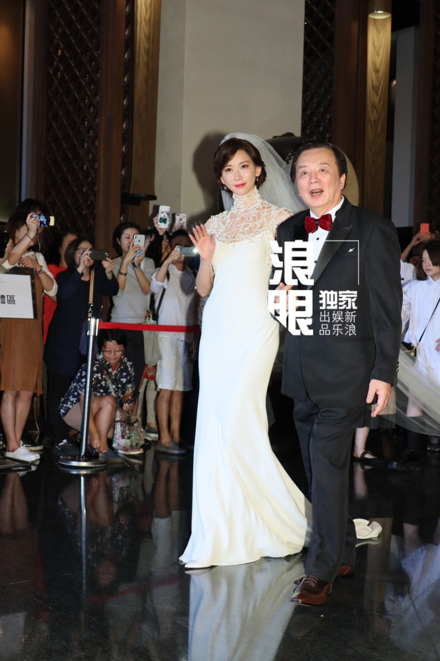 Đám cưới hot nhất Cbiz hôm nay: Siêu mẫu Lâm Chí Linh liên tục khóc, hôn nồng nhiệt chồng Nhật kém 7 tuổi-2