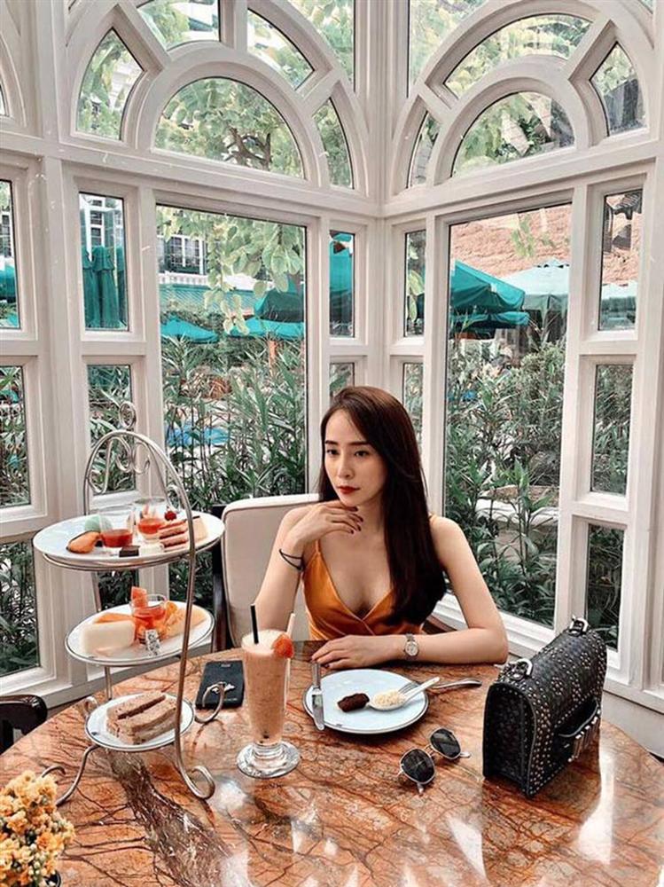 Gái ngành hot nhất màn ảnh Việt đời thực mặc hot hơn trên phim-12