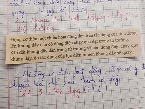 Cô giáo bảo về nhà chép lý thuyết vào vở, nam sinh lười quá... cắt luôn sách dán vào cho nhanh