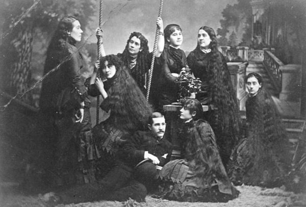 Bi kịch của 7 chị em tạo nên xu hướng tóc dài ở Mỹ và làm ra khối tài sản khủng nhờ mái tóc hôi thối từng bị mọi người xa lánh-2