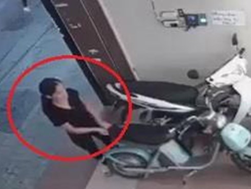 Người phụ nữ vào nhà trộm xe đạp điện