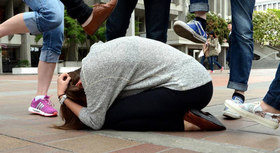 Thấy con thường xuyên bị bạn học bắt nạt, người cha đã tức giận và quyết định ra tay-1