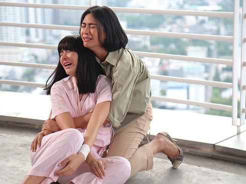 Nhìn con gái 2 tuổi ăn cơm trộn đường mà nước mắt tôi chảy dài hối hận còn chồng giận dữ đập bàn bỏ đi trong bất lực-3