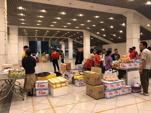 Đồ ăn, nước uống trong SVĐ Mỹ Đình... có quá đắt!?-1