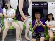Đi tàu điện ngầm mặc váy cũn cỡn, cô gái trẻ khiến mọi người “đứng hình' khi quên diện luôn nội y, dân mạng bày tỏ ý kiến trái chiều