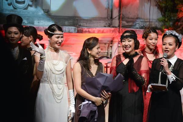 Ngô Phương Lan bất ngờ diễn mở màn show thời trang dù mới sinh con 8 tháng-11