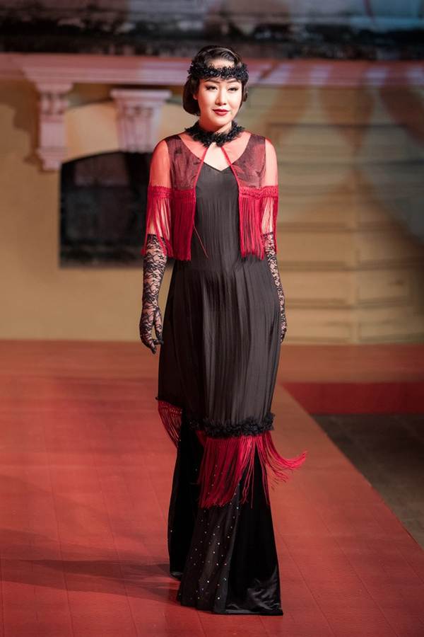 Ngô Phương Lan bất ngờ diễn mở màn show thời trang dù mới sinh con 8 tháng-7