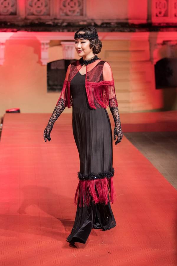 Ngô Phương Lan bất ngờ diễn mở màn show thời trang dù mới sinh con 8 tháng-8