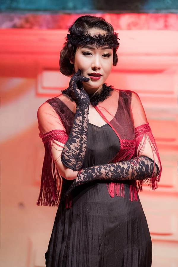 Ngô Phương Lan bất ngờ diễn mở màn show thời trang dù mới sinh con 8 tháng-10