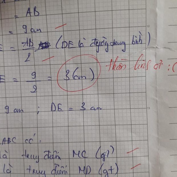 Học sinh làm sai phép toán cực kỳ dễ, cô giáo chấm bài chỉ biết nhận xét: Chấm mà tức á khiến dân mạng cười bò-2