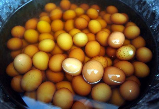 Thần dược trứng luộc bằng nước tiểu- đặc sản cực ngon mà bổ rẻ-1