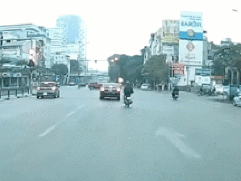 Mải dùng điện thoại, nam thanh niên tông đuôi ô tô dừng đèn đỏ