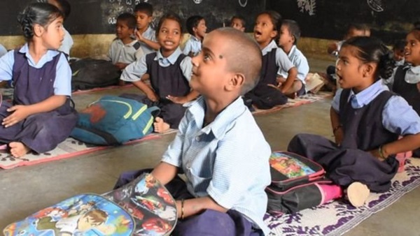 Bé gái cầm bát cơm nhìn lén vào lớp được nhận học nhưng phản ứng của bố mẹ lại gây bất ngờ-4