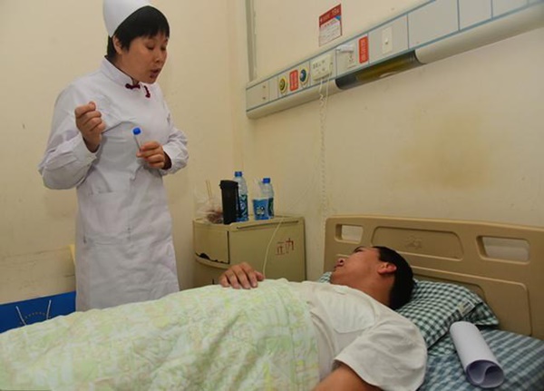 Người đàn ông bị ung thư gan chỉ vì thường xuyên uống trà xanh theo cách này-1