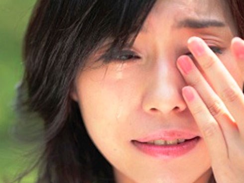 Mặc kệ chị dâu khóc lóc, mẹ tôi đuổi đi rồi đón cô gái khác về nhà, 1 tháng sau tôi ngỡ ngàng hiểu ra khi vô tình nghe được một cuộc điện thoại
