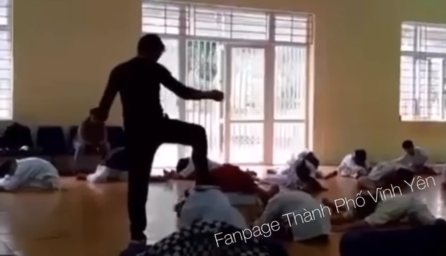 Thầy dạy võ thị phạm chiêu thức lên người học sinh khiến nhiều người phẫn nộ-2
