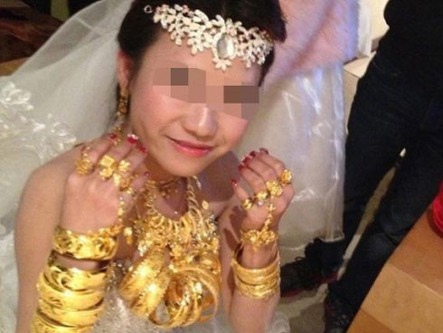 Lấy được chồng xịn, đặt váy cưới gần trăm triệu nhưng ăn hỏi xong cô dâu lại đăng đàn pass lại với giá bằng cốc trà đá vì lý do cười ra nước mắt-3